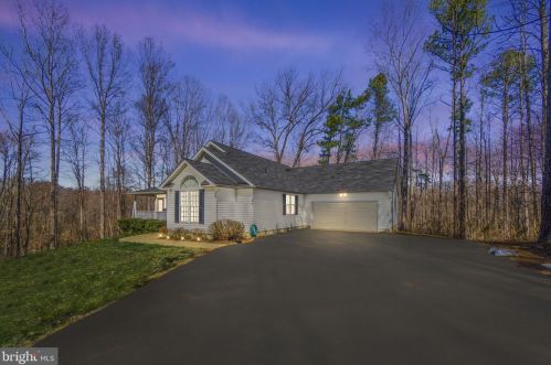 25 Countryside Dr, Fredericksburg VA  22406-4142 exterior
