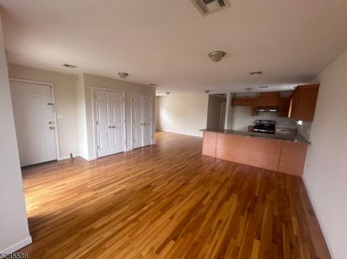 152 Manchester Pl, Newark, NJ 07104-1721