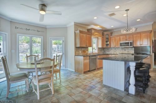 58 Finch Rd, Skyline Lakes NJ  07456-2423 exterior