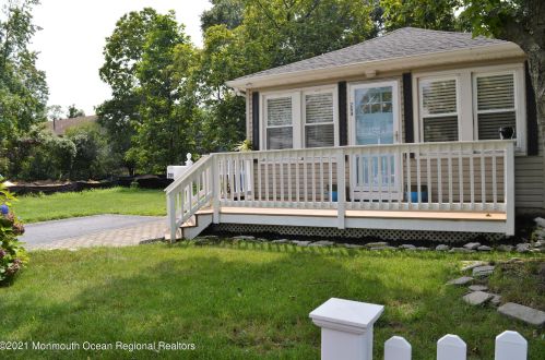 268 Seabreeze Ave, Middletown, NJ 07748-5473
