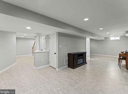 12825 Tournament Dr, Herndon VA  20191-5861 exterior