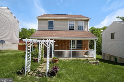 694 Ash St, Strasburg, VA 22657-2031