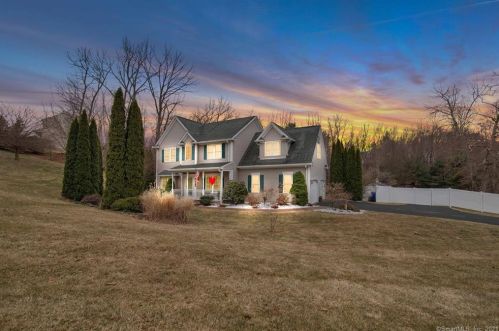 10 Tree Top Ln, East Windsor, CT 06016-9589