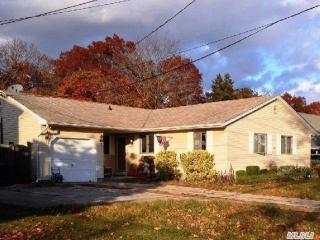 73 Potomac Ln, Sayville, NY 11782-1534