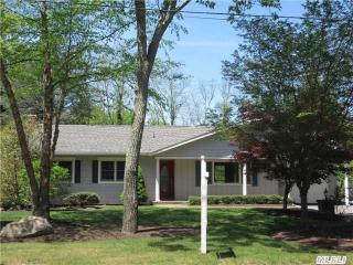 15 Villet Dr, Strongs Neck, NY 11733-2619