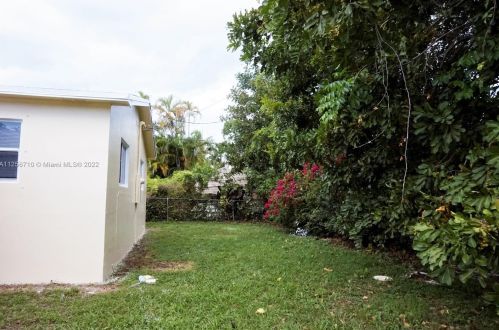 519 58th Ter, Hollywood FL 33023-1439 exterior