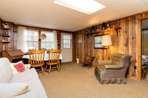 63 Red Oak Hill Rd, Farmington CT  06032-2201 exterior