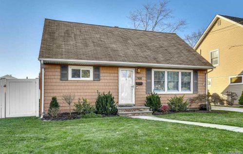 2400 Freeport St, North Wantagh, NY 11793-4525