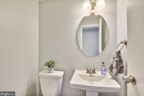 2308 Whitetail Ct, Herndon VA  20191-3018 exterior