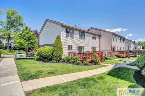 29 Heritage Ln, Perth Amboy NJ  08863-1464 exterior