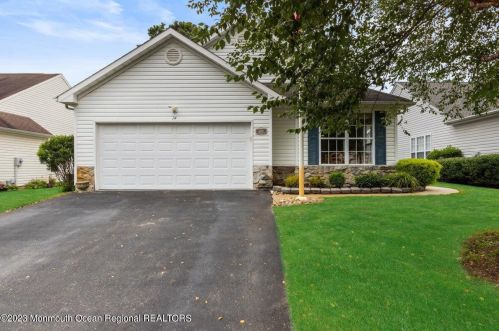 14 Impatiens Ct, Bricktown, NJ 08724-2792