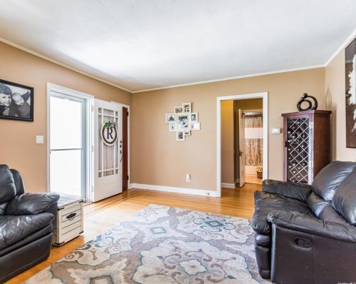 27 Hilden St, San Remo NY  11754-1743 exterior