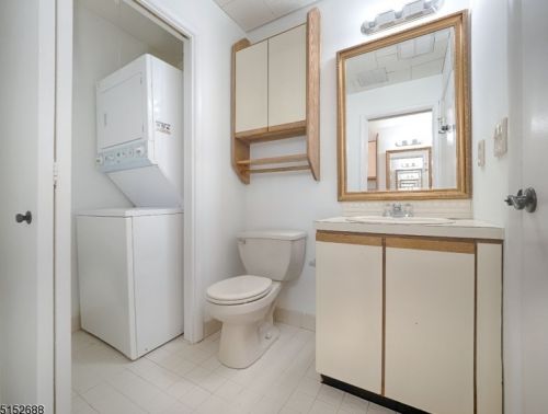 1 Stonyridge Dr, Lincoln Park NJ  07035-2238 exterior