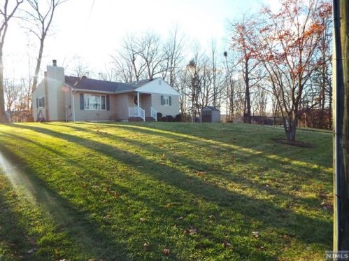 16 Ryerson Ave, Oakland, NJ 07436-2645