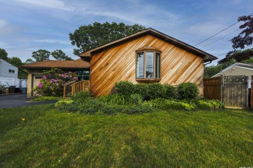 941 Manor Ln, Bayshore, NY 11706-7514