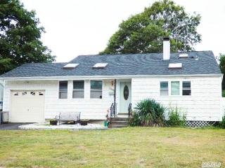 3004 Acorn Ave, Gordon Heights, NY 11763-1842