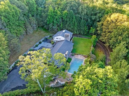 75 Honeysuckle Hill Ln, Bridgeport CT  06612-1145 exterior