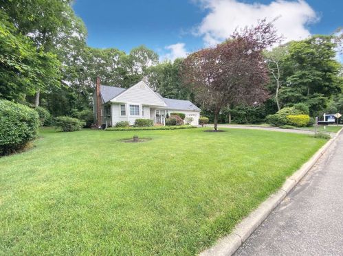 1 Aster Pl, Moriches, NY 11955-1913