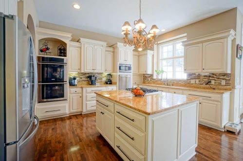 802 Bluespruce Cir, Chenequa WI 53029-8679 exterior