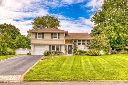 10 Brocton Ln, San Remo, NY 11754-4102