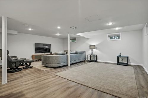 9 Farview Ter, Airmont NY  10901-7531 exterior