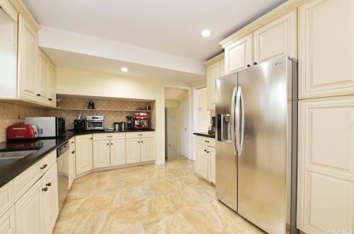 129 Hicks Ln, Great Neck NY  11024-2104 exterior