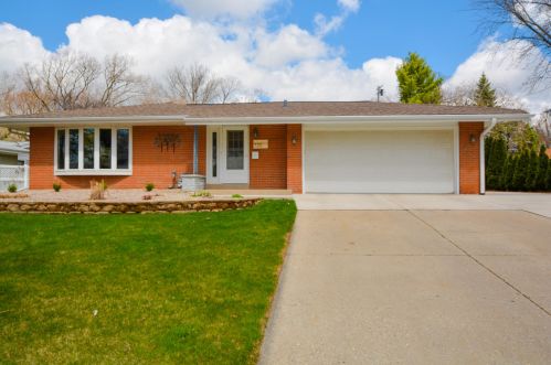 720 Roberta Ave, Waukesha, WI 53186-6712