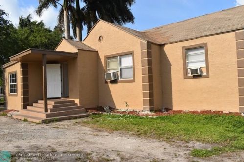 554 1st St, Belle Glade FL  33430-2008 exterior