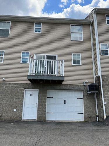 919 2nd St, Jeannette, PA 15644-1406