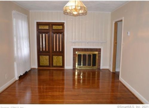 1049 Farmington Ave, Hartford CT  06107-2110 exterior
