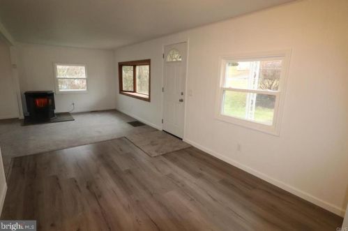 852 Hillview Dr, Walnutport, PA 18088-9319