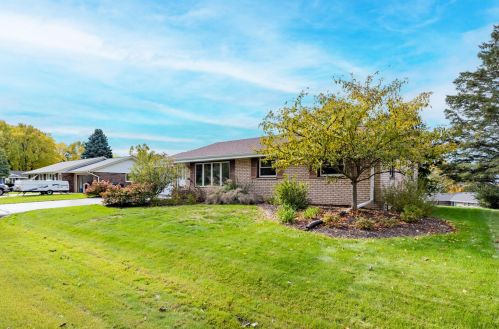 218 Highview Dr, Slinger, WI 53086-9402
