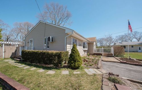 13 Maryland Blvd, Hampton Bays, NY 11946-2652