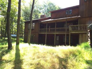190 Log Tavern Dr, Milford, PA 18337-7800