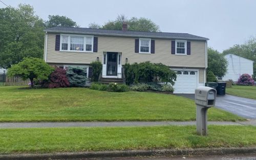 10 Lance Ln, Milford, CT 06460-7519