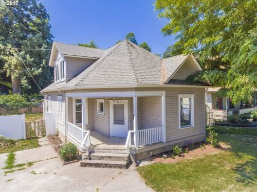 662 Hayes St, Woodburn, OR 97071-4622