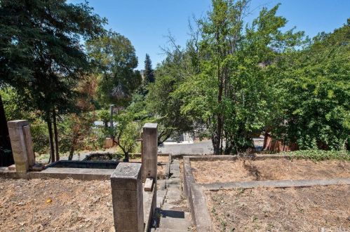 9411 Castlewood St, Oakland CA 94605-4415 exterior