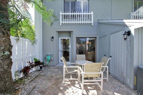 9843 Costa Mesa Ln, Bonita Springs, FL 34135-6828