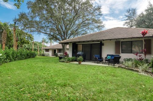 114 Club Dr, West Palm Beach, FL 33418-7007