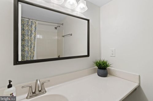 11410 Hollow Timber Ct, Herndon VA  20194-1980 exterior