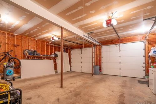 27 Pease Rd, East Windsor CT  06016-9002 exterior