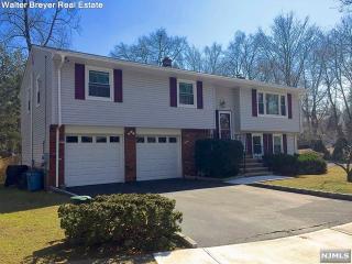 2 Ringrose Ct, Westwood, NJ 07675-1918