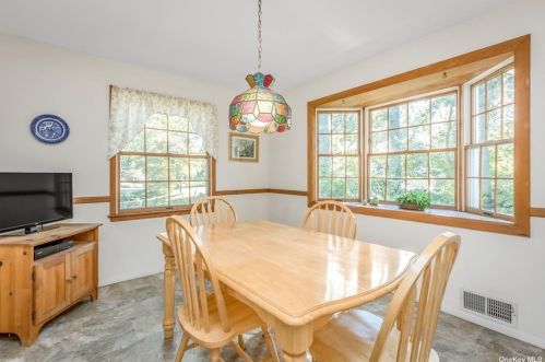 14 Oakledge Dr, Elwood NY  11731-3718 exterior