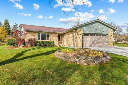 12890 Scarborough Ct, Waukesha, WI 53151-6128