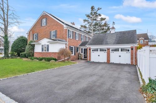 40 Cherry Ave, West Sayville, NY 11796-1702