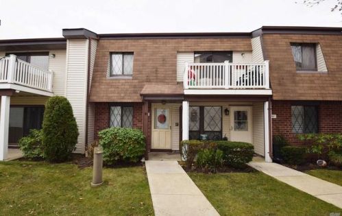 32 Cambridge Dr, Copiague, NY 11726-3228