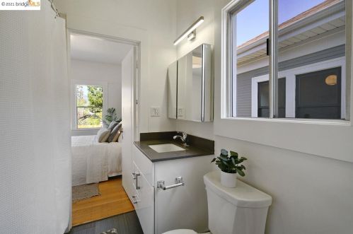 456 Cavour St, Oakland CA  94618-1077 exterior