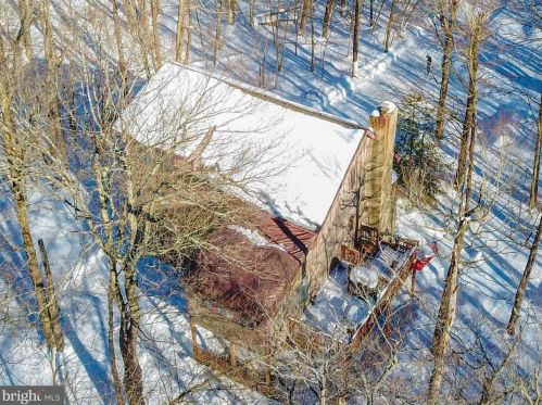 6 Leah Ln, Gouldsboro, PA 18424-8984