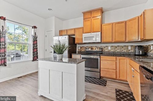 1821 Honeysuckle Ct, Downingtown PA  19335-7202 exterior