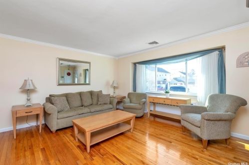 1388 Jefferson St, Floral Park, NY 11001-3723